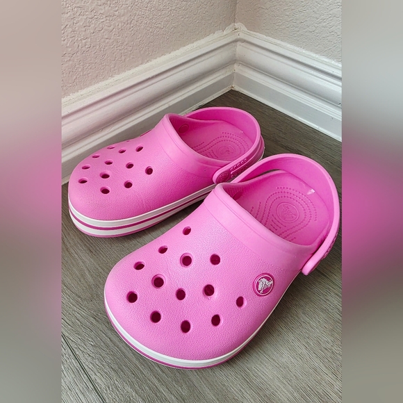 CROCS Kids Bright Pink Clogs Size 1 - Picture 3 of 4